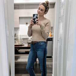 #OOTD 🤳 Feeling this neutral sporty look today! This striped denim is from @loft 👖Super comfy, just enough stretch and a subtle frayed hem. Swipe to see how I paired this look with a lil eyelet bomber! I'm ALWAYS freezing at work so layers are the name of the game 🥶 
#fashion #beauty #lifestyle